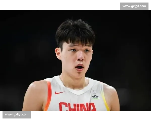 杨瀚森签名鞋赠小球迷：这双鞋藏着追梦密码